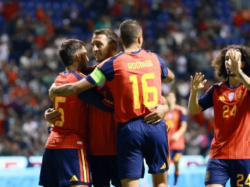 Los jugadores de Espa&ntilde;a celebran un gol ante Per&uacute;