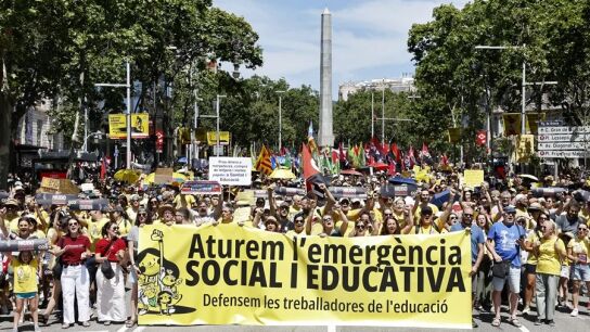 Manifestaci&oacute;n en el centro de Barcelona con el lema "Paremos la emergencia social y educativa"