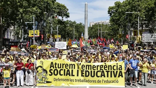Manifestación en el centro de Barcelona con el lema "Paremos la emergencia social y educativa" Manifestación en el centro de Barcelona con el lema "Paremos la emergencia social y educativa"