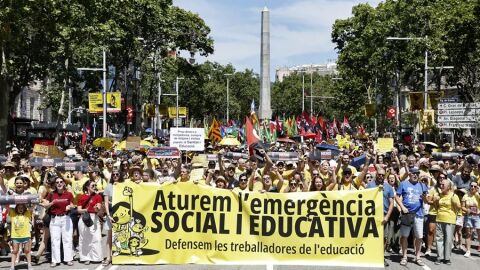 Manifestaci&oacute;n en el centro de Barcelona con el lema "Paremos la emergencia social y educativa"