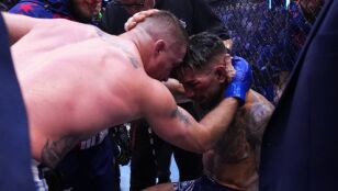 Ilia Topuria saluda a Justin Gaethje tras el combate en la Casa Blanca