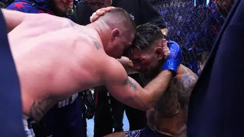Ilia Topuria saluda a Justin Gaethje tras el combate en la Casa Blanca Ilia Topuria saluda a Justin Gaethje tras el combate en la Casa Blanca