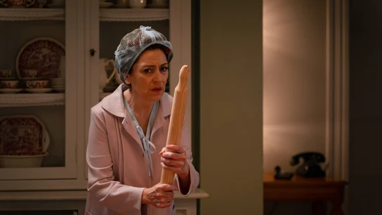 ¡Menudo susto! Manuela pilla a Paula robando comida en casa de los De La Reina ¡Menudo susto! Manuela pilla a Paula robando comida en casa de los De La Reina