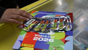Imagen de paquetes de cromos y el &aacute;lbum del Mundial 2026