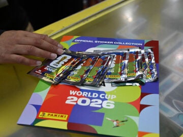 Imagen de paquetes de cromos y el &aacute;lbum del Mundial 2026
