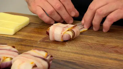 Envuelve cada rodaja de cebolla y queso con 2 lonchas de bacon Envuelve cada rodaja de cebolla y queso con 2 lonchas de bacon