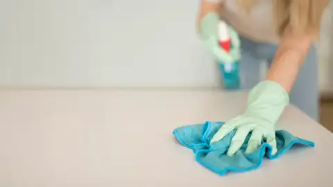 Limpieza con una bayeta Limpieza con una bayeta