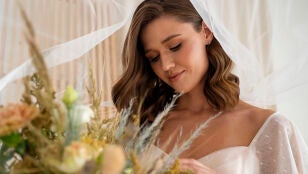 Novia con un ramo en las manos