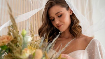 Novia con un ramo en las manos