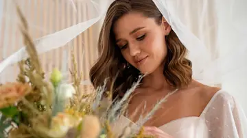 Novia con un ramo en las manos Novia con un ramo en las manos