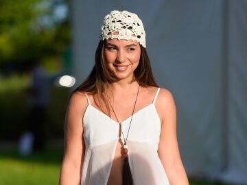 Mujer con un casquete de ganchillo