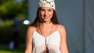 Mujer con un casquete de ganchillo