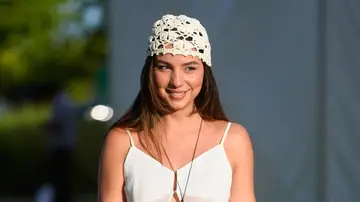 Mujer con un casquete de ganchillo Mujer con un casquete de ganchillo