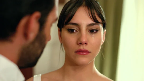 Demir respeta a Zerrin en su noche de bodas: “No te tocaré, no tengas miedo” Demir respeta a Zerrin en su noche de bodas: “No te tocaré, no tengas miedo”
