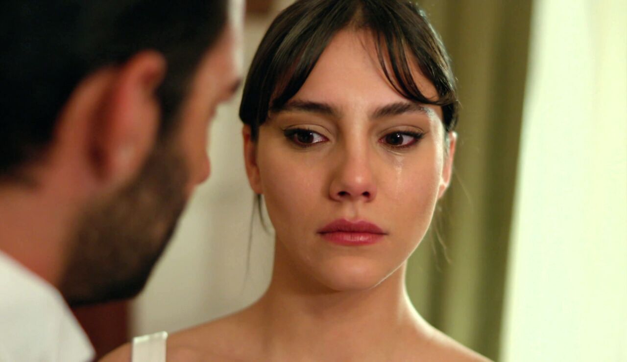 Demir respeta a Zerrin en su noche de bodas: &ldquo;No te tocar&eacute;, no tengas miedo&rdquo;