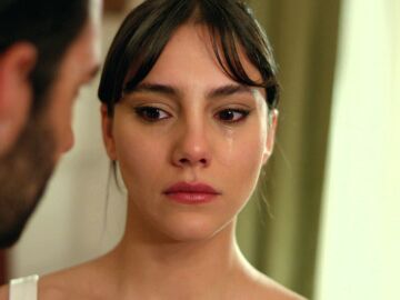 Demir respeta a Zerrin en su noche de bodas: &ldquo;No te tocar&eacute;, no tengas miedo&rdquo;