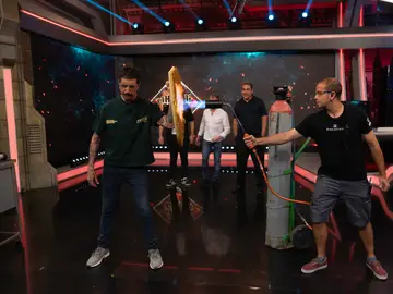 ¡Escudo tropical! Marron le demuestra a Pablo Chiapella y J.J Vaquero la eficacia de la piel de piña al calor ¡Escudo tropical! Marron le demuestra a Pablo Chiapella y J.J Vaquero la eficacia de la piel de piña al calor