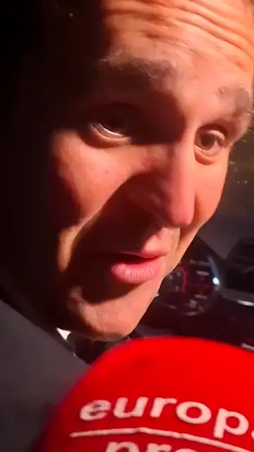 Froilán hablando con la prensa dentro del coche Froilán hablando con la prensa dentro del coche