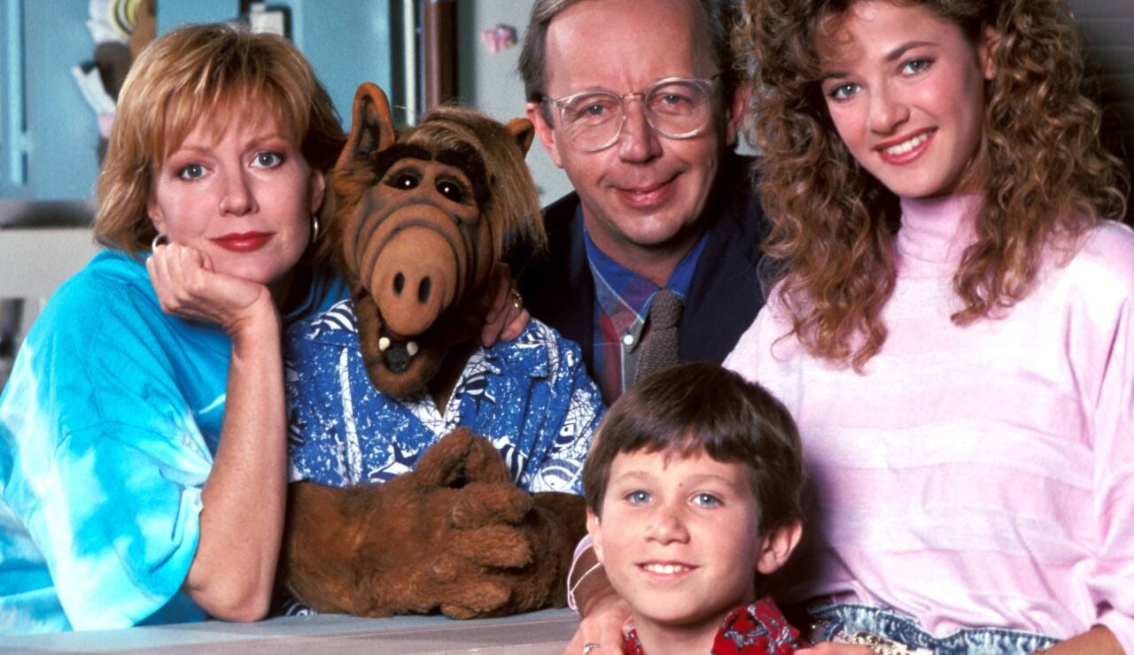 Los actores de la serie Alf con Max Wright, Anne Schedeen, Andrea Elson, Benji Gregory en 1986