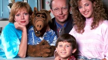 Los actores de la serie Alf con Max Wright, Anne Schedeen, Andrea Elson, Benji Gregory en 1986