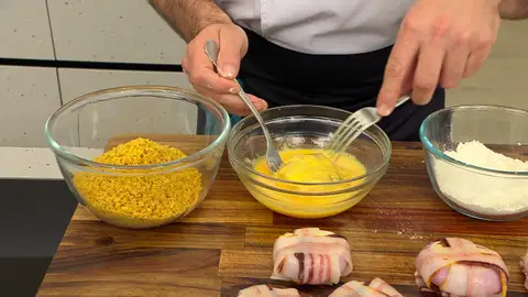 Pasa los bocados por harina, huevo y los fritos triturados Pasa los bocados por harina, huevo y los fritos triturados
