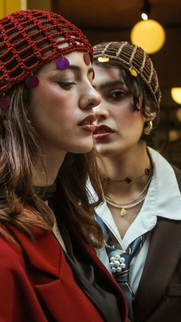 Mujeres con un casquete de ganchillo