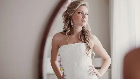 Novia frente a un espejo Novia frente a un espejo
