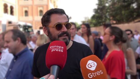 Emiliano Suárez con la prensa