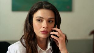 Alya intenta alejar a Cihan, pero &eacute;l insiste: no puede dejar de pensar en ella