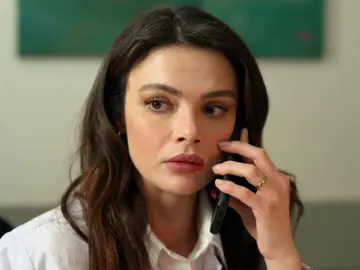 Alya intenta alejar a Cihan, pero él insiste: no puede dejar de pensar en ella Alya intenta alejar a Cihan, pero él insiste: no puede dejar de pensar en ella