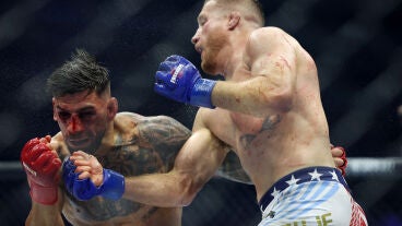 Justin Gaethje golpea a Ilia Topuria