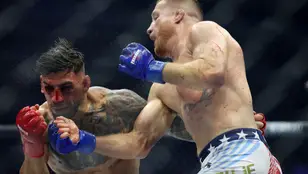 Justin Gaethje golpea a Ilia Topuria