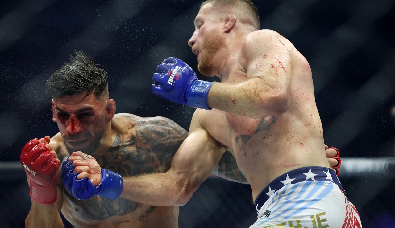 Justin Gaethje golpea a Ilia Topuria