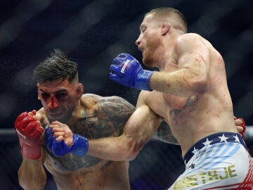 Justin Gaethje golpea a Ilia Topuria