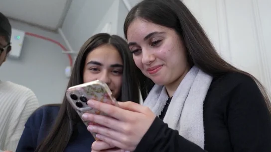 Dos adolescentes usando las redes sociales Dos adolescentes usando las redes sociales
