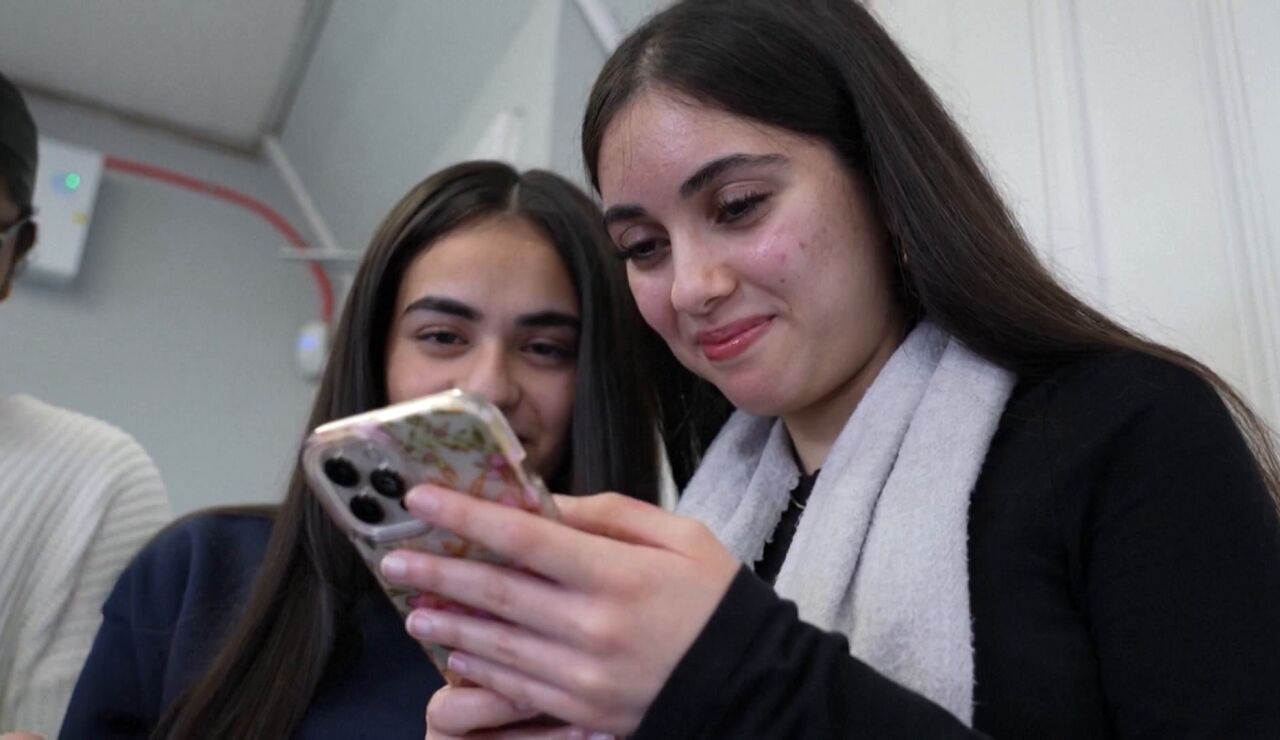 Dos adolescentes usando las redes sociales