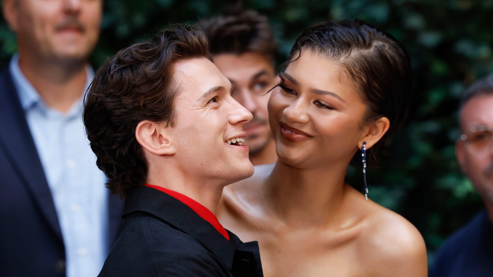 Zendaya y Tom Holland posan en Madrid juntos por primera vez tras los rumores de boda: Todo amor y complicidad
