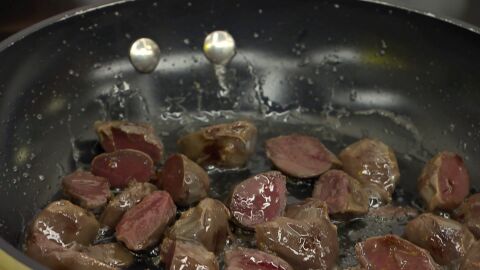 Corta las mollejas de pato por la mitad y saltéalas