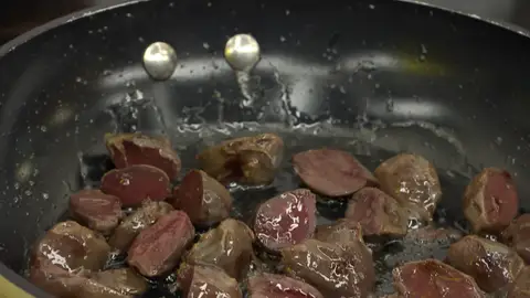 Corta las mollejas de pato por la mitad y saltéalas Corta las mollejas de pato por la mitad y saltéalas