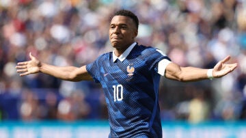 Mbapp&eacute; celebra su primer gol a Senegal