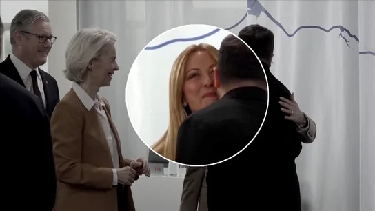 Besos de Meloni en la cumbre del G7 Besos de Meloni en la cumbre del G7