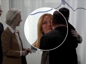 Besos de Meloni en la cumbre del G7
