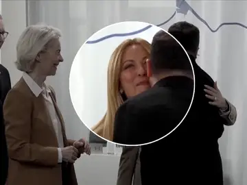 Besos de Meloni en la cumbre del G7 Besos de Meloni en la cumbre del G7