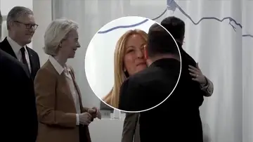 Besos de Meloni en la cumbre del G7 Besos de Meloni en la cumbre del G7