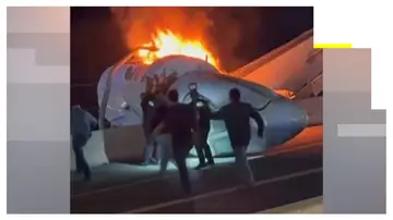 Conductores rescatan a los pasajeros de una avioneta Conductores rescatan a los pasajeros de una avioneta
