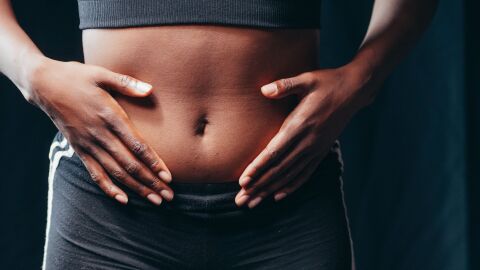 Mujer que siente su abdomen hinchado
