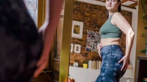 Mujer que siente su abdomen hinchado