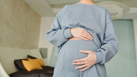 Mujer que siente su abdomen hinchado