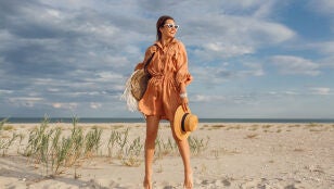 Mujer en la playa con un look veraniego