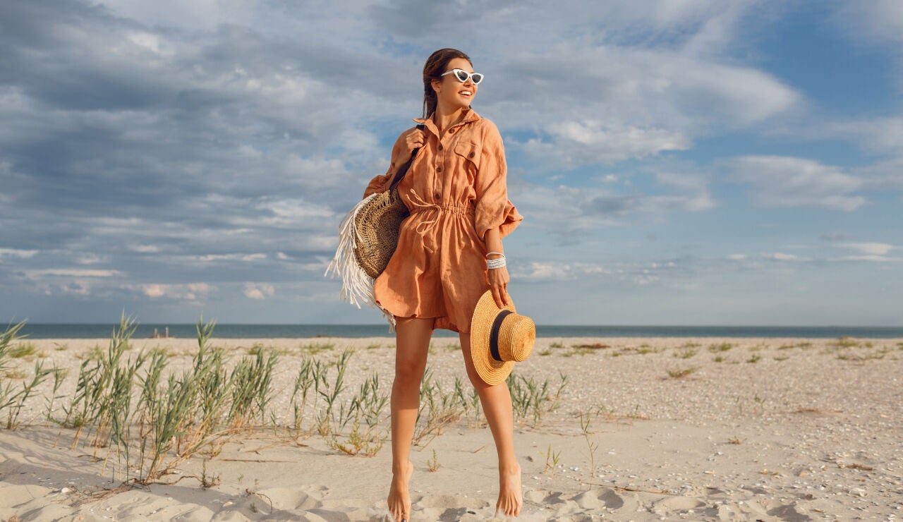 Mujer en la playa con un look veraniego